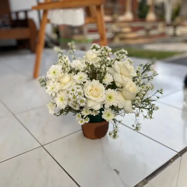 vase fresh flowers